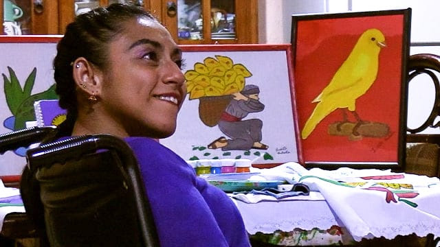 María Guadalupe, la michoacana que pinta paisajes con la boca
