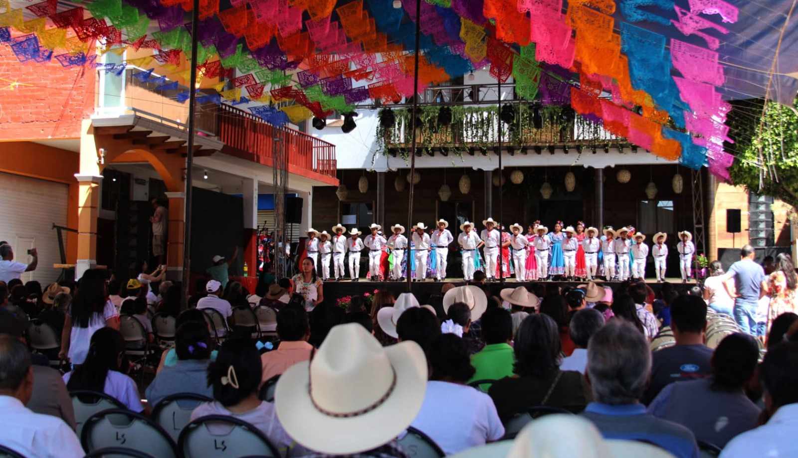 Música, danza, pireris y el color, en Feria del Geranio