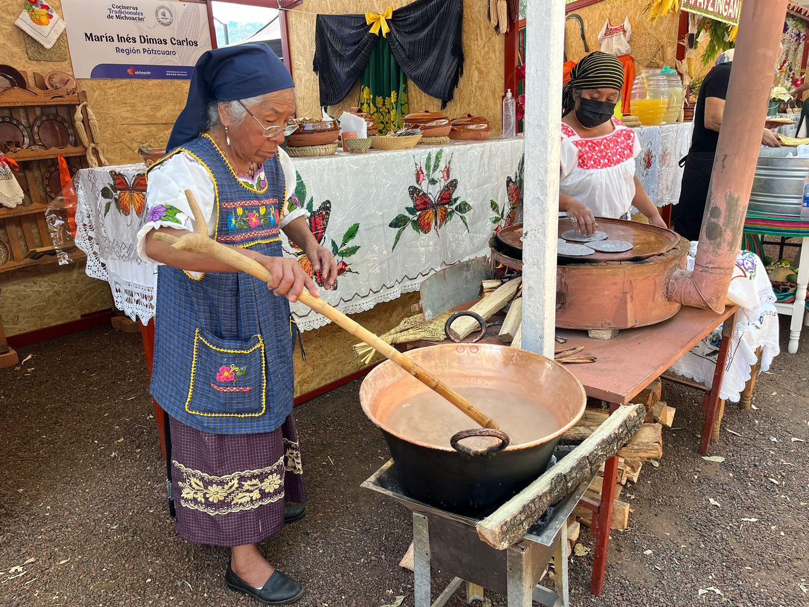 Doña Inés, ofrece deliciosos platillos en el Encuentro de Cocineras Tradicionales