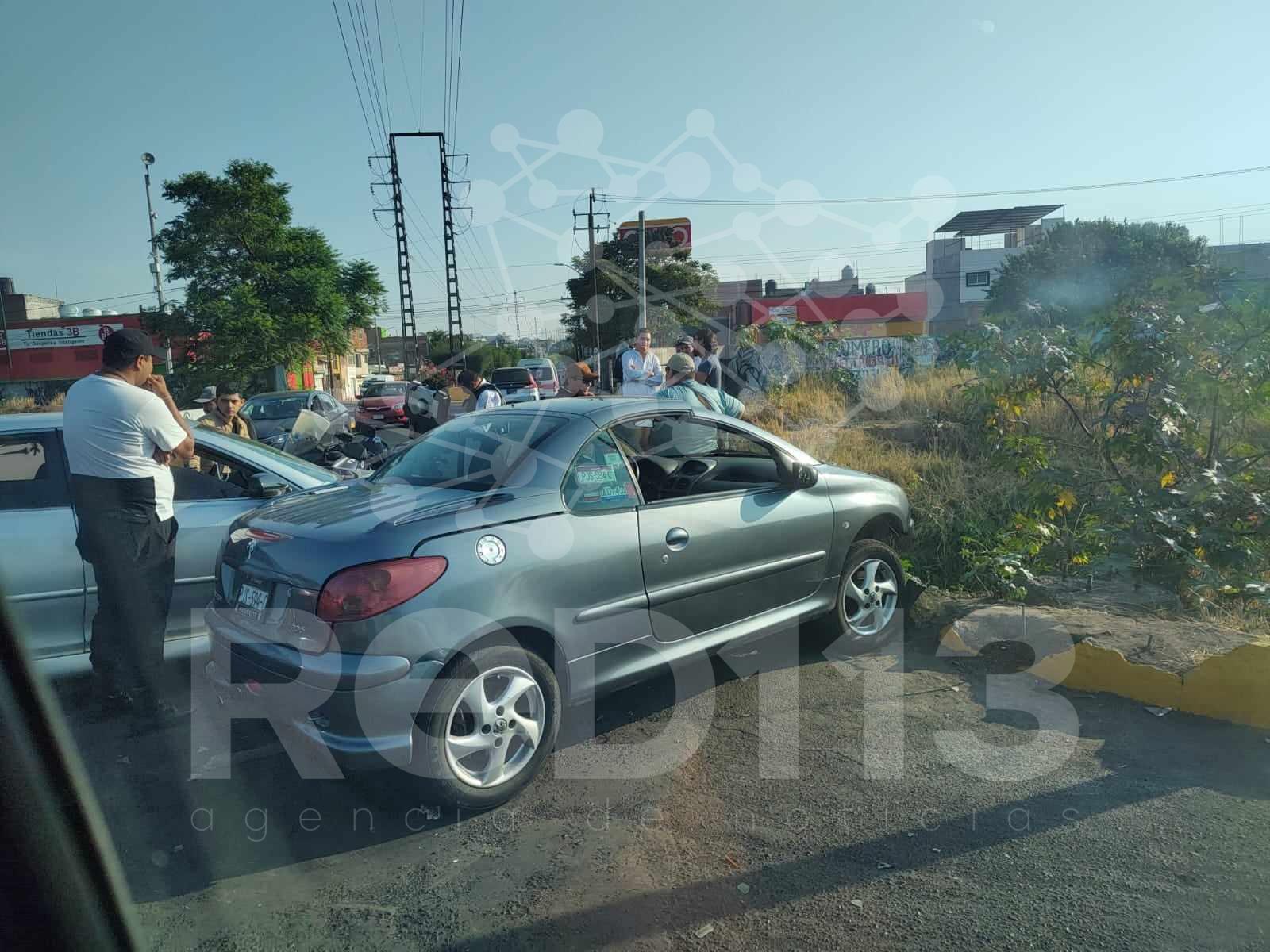 Se registra choque entre 2 autos en puente del Río Grande, Morelia