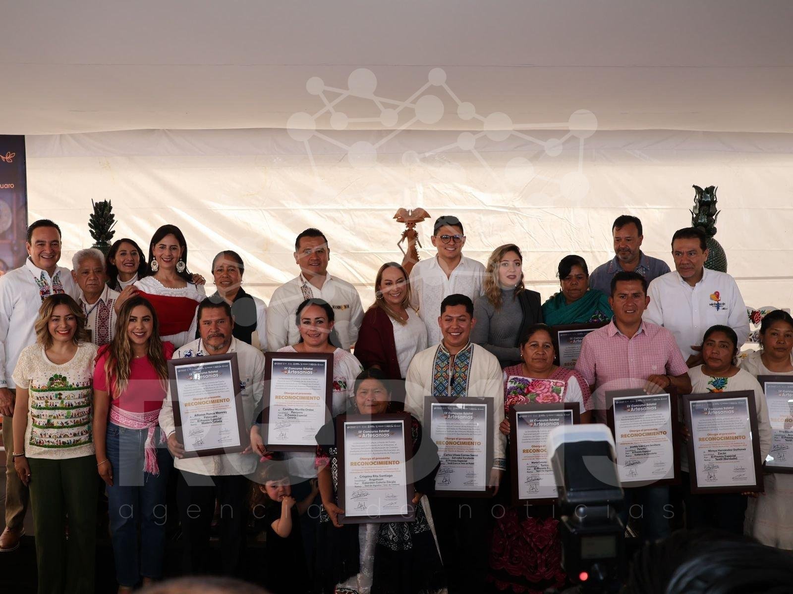 Entregan 113 premios del Concurso Estatal de Artesanías en Pátzcuaro