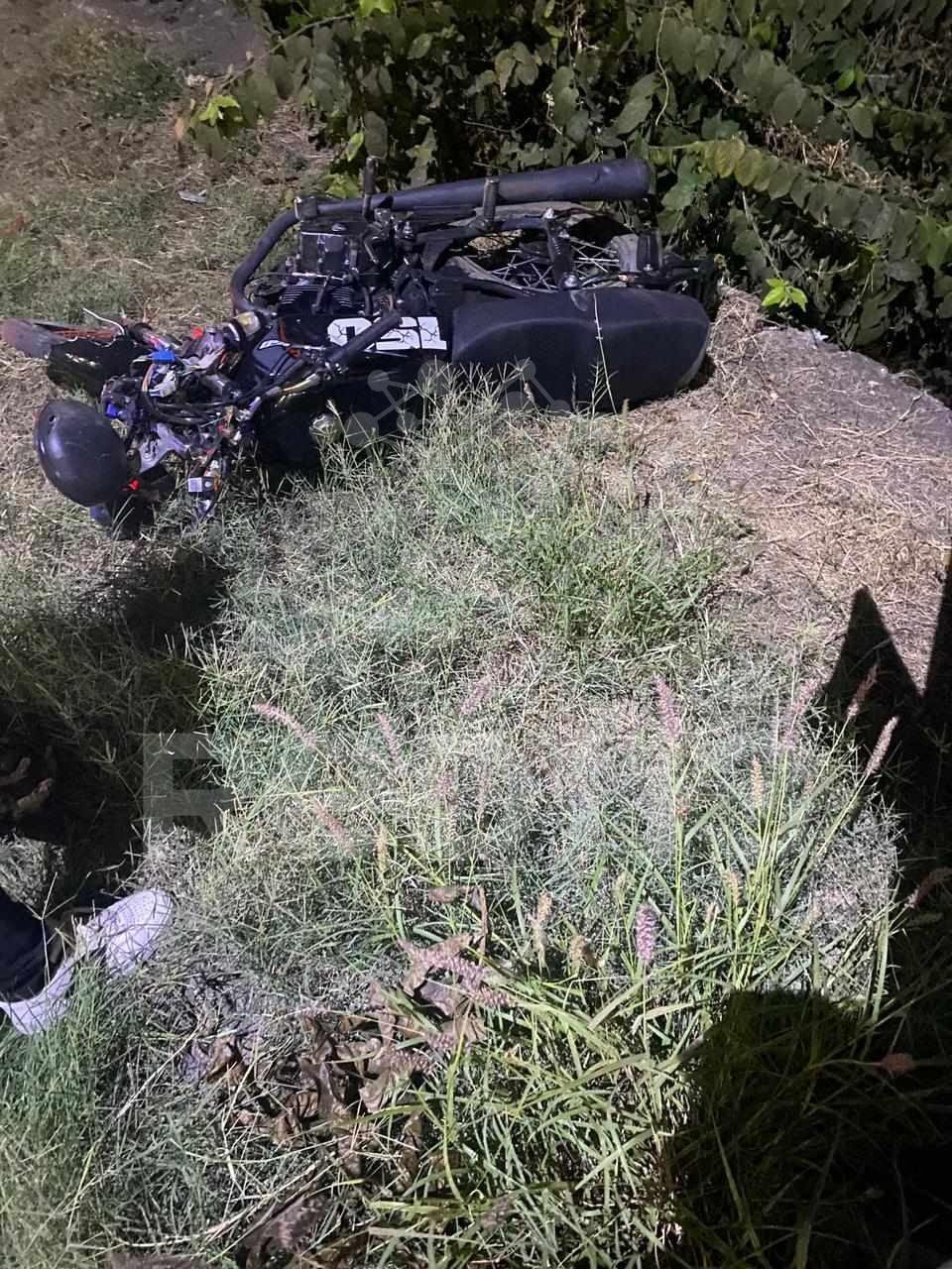 Dos adolescentes heridos saldo de accidente de moto, en Apatzingán