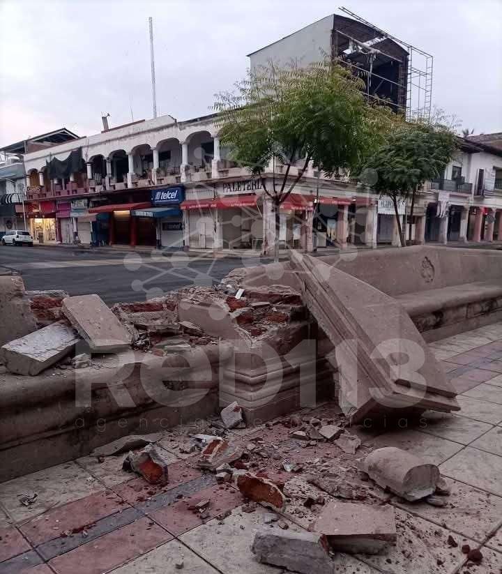 Otra vez choca un auto contra banca del Jardín de los Constituyentes en Apatzingán