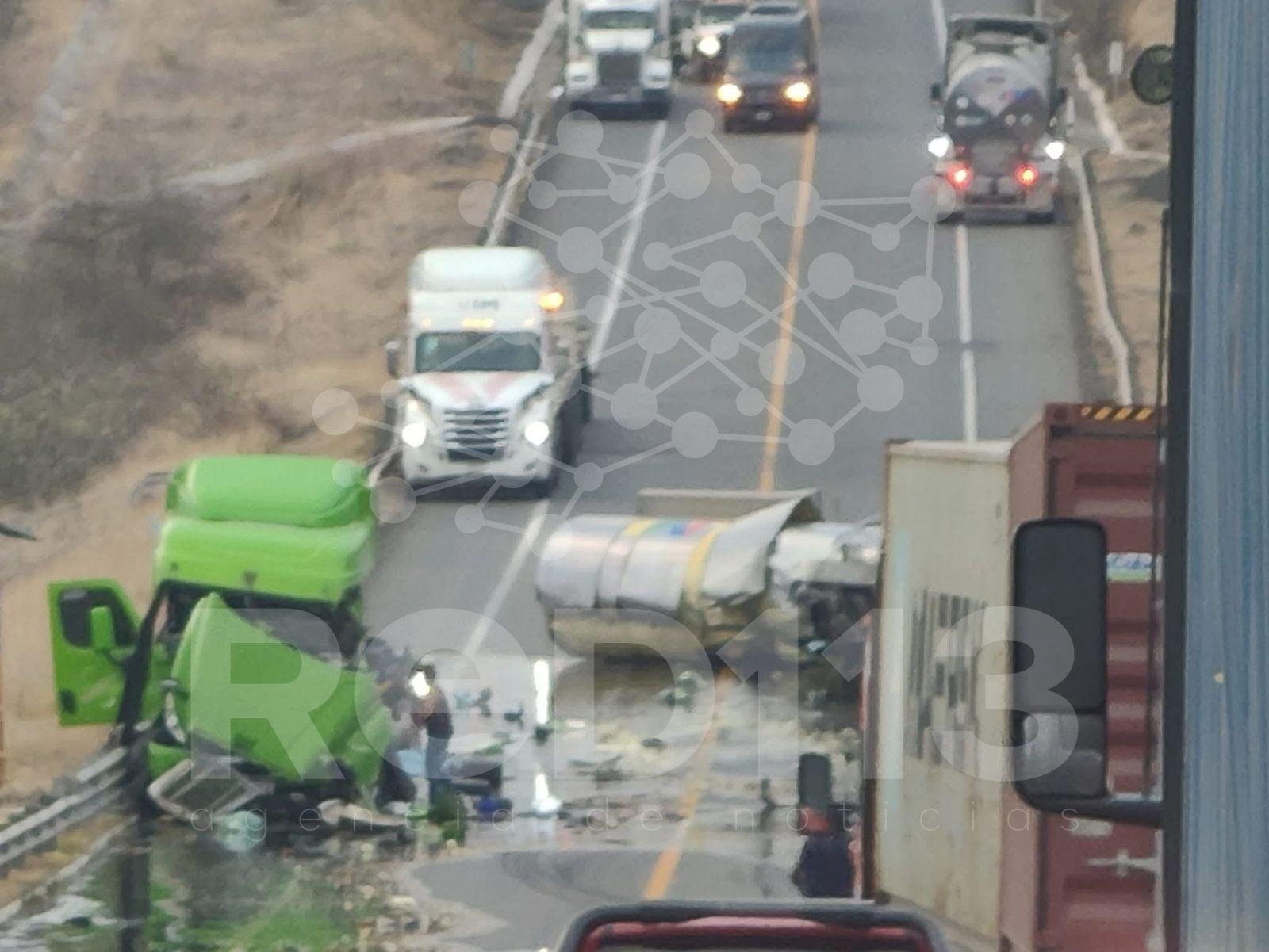 Choque camión góndola y tanque pipa cargado con aceite vegetal ocasiona cierra de la autopista Siglo XXI