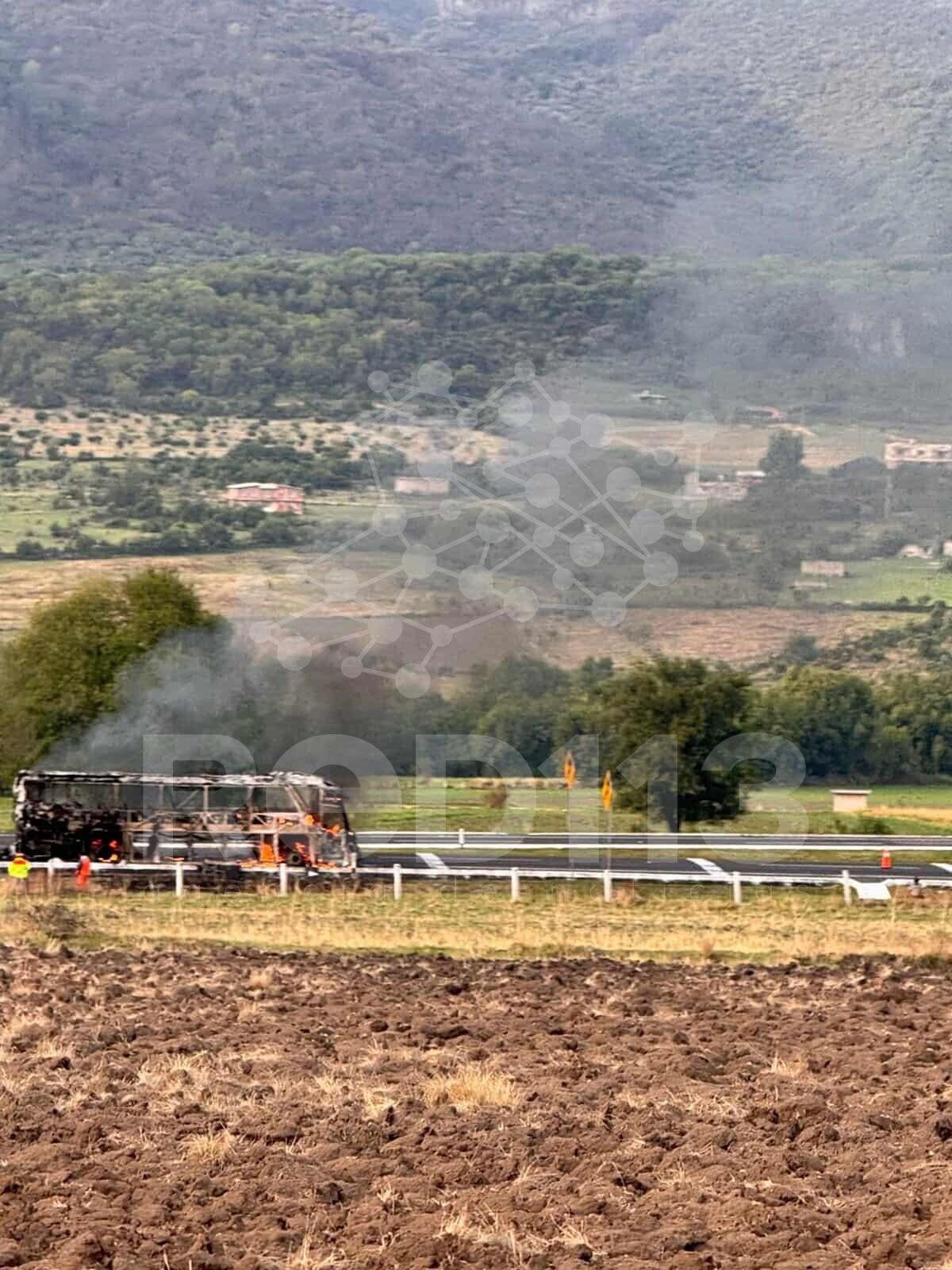 Arde autobús de pasajeros en la México-Guadalajara