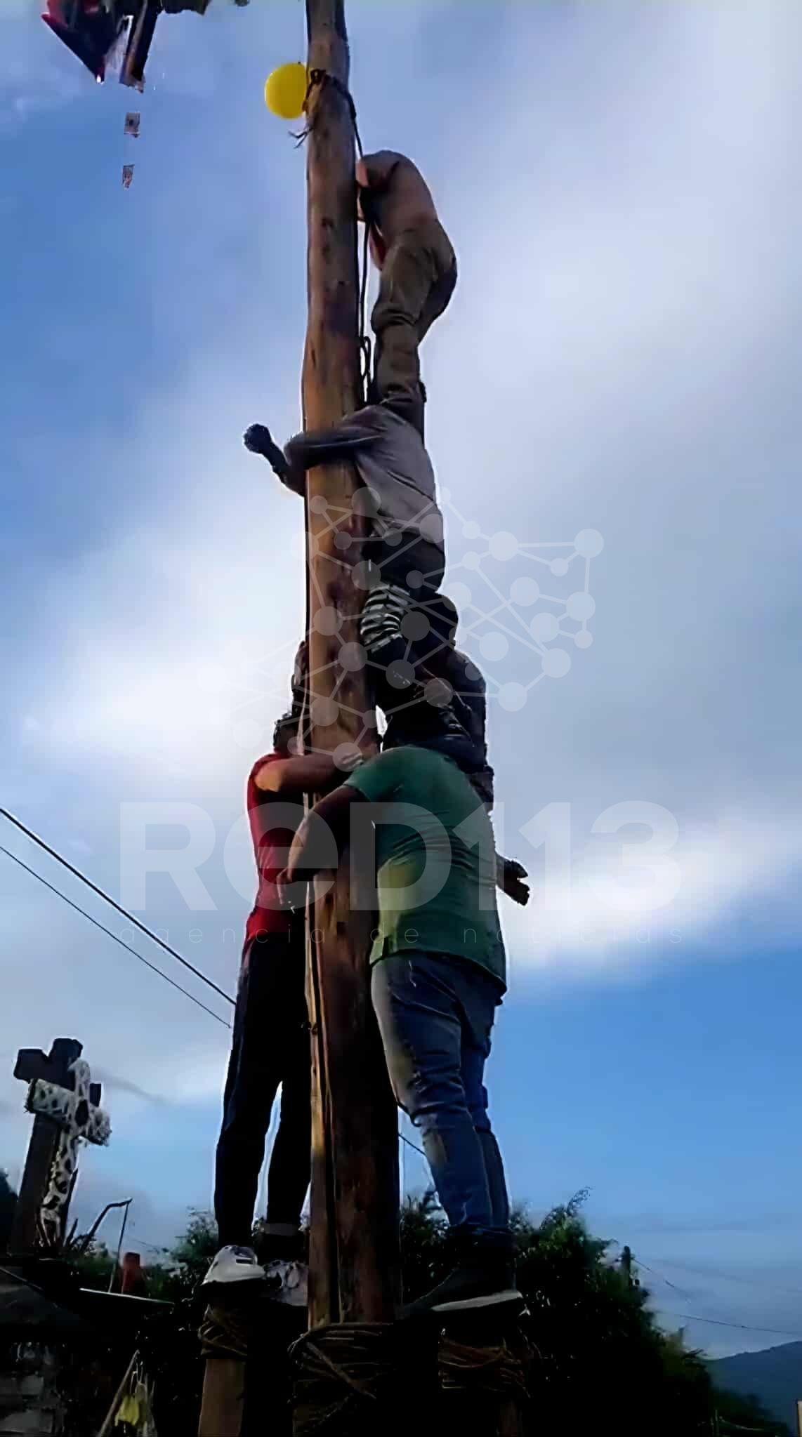 Graves dos jóvenes que cayeron del «palo encebado», en la Octava del Barrio La Magdalena