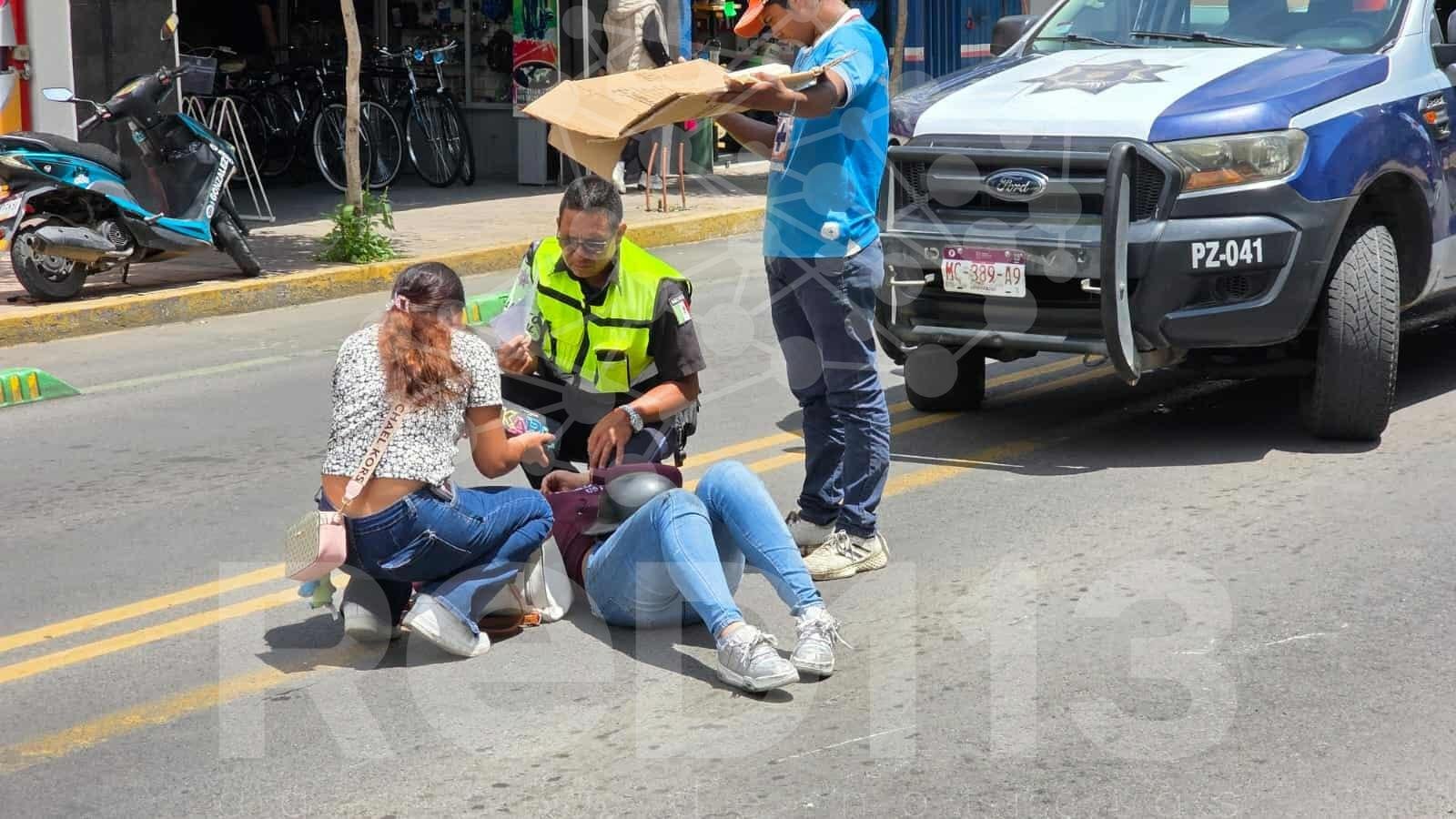 Joven motociclista herida al derrapar en su moto, por evitar atropellar a una persona