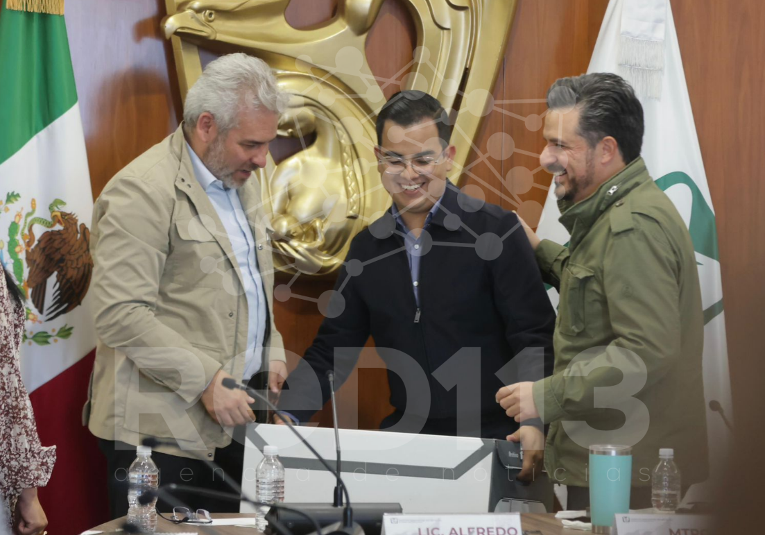 Entrega Bedolla al IMSS, 40 mil firmas en favor del nuevo hospital en Villas del Pedregal