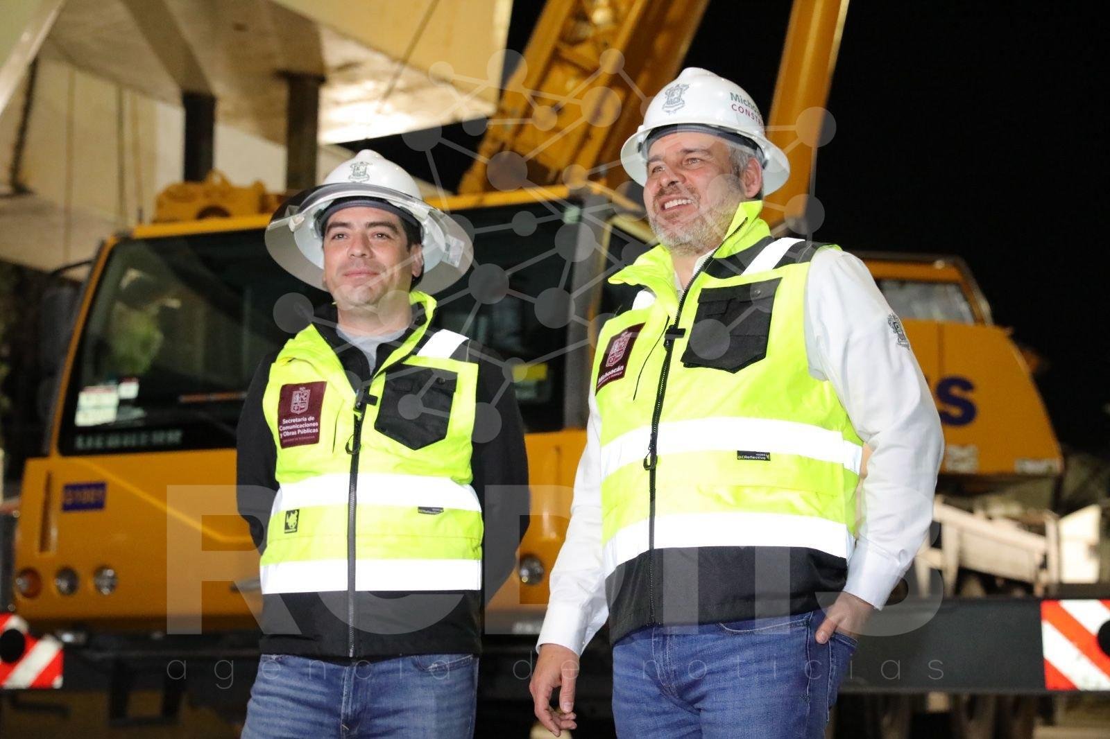 Avanza distribuidor Eréndira; supervisa Bedolla colocación de última trabe en puente sur