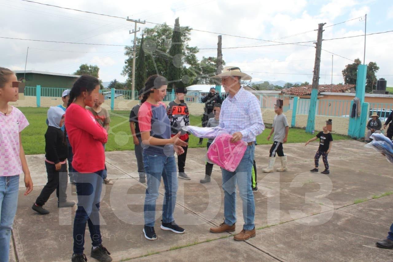 Entrega Ayuntamiento de Morelos mochilas a estudiantes de nivel básico