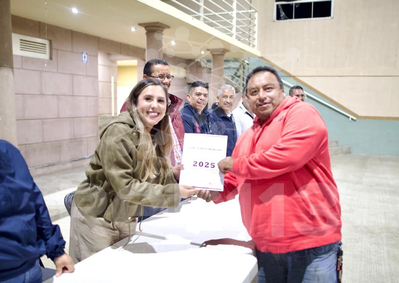 Dayana Pérez fortalece a los muebleros de Opopeo con entrega de licencias de funcionamiento