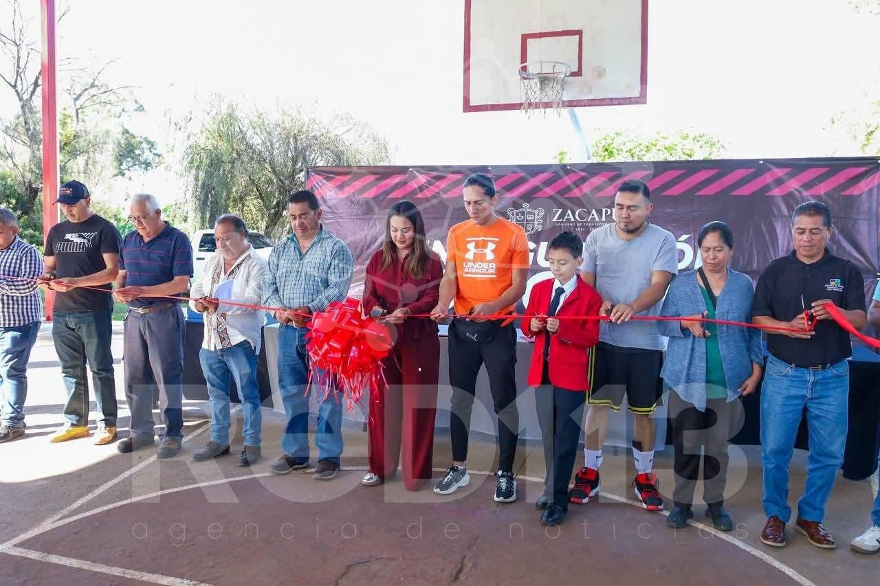Mónica Valdez inaugura techumbre y alumbrado de la cancha multideportiva en Tiríndaro