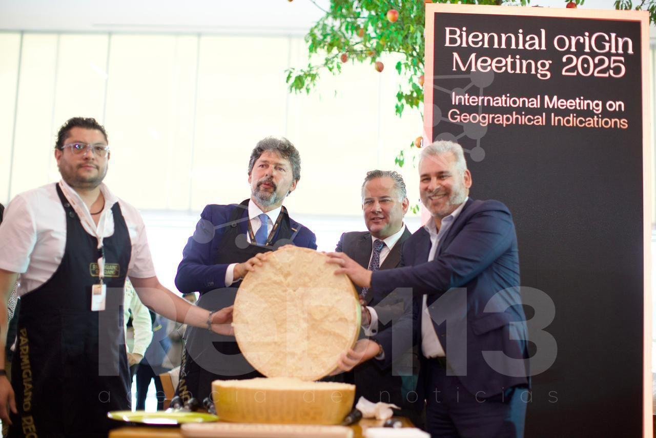 Inaugura Bedolla Bienal oriGIn; dan Indicación Geográfica a 5 productos michoacanos