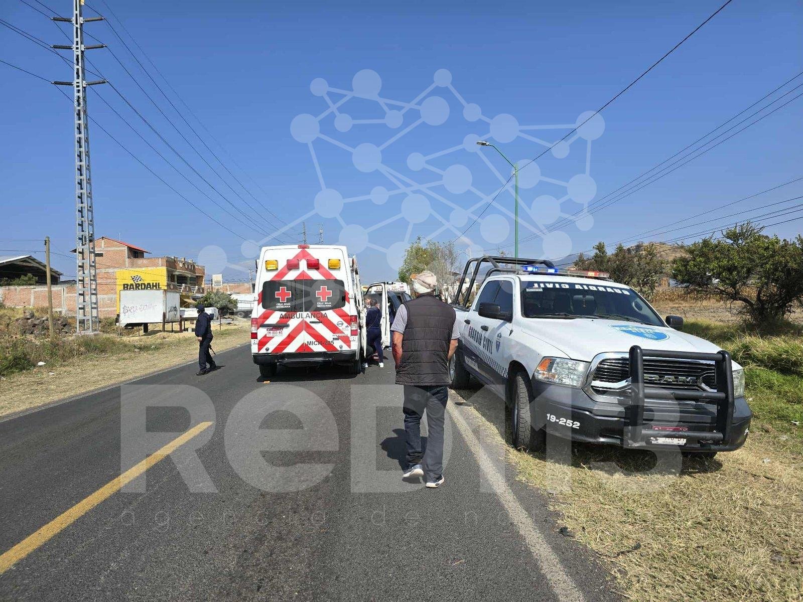 Se registra choque entre camioneta y auto en la Av. Cointzio; hay 3 heridos