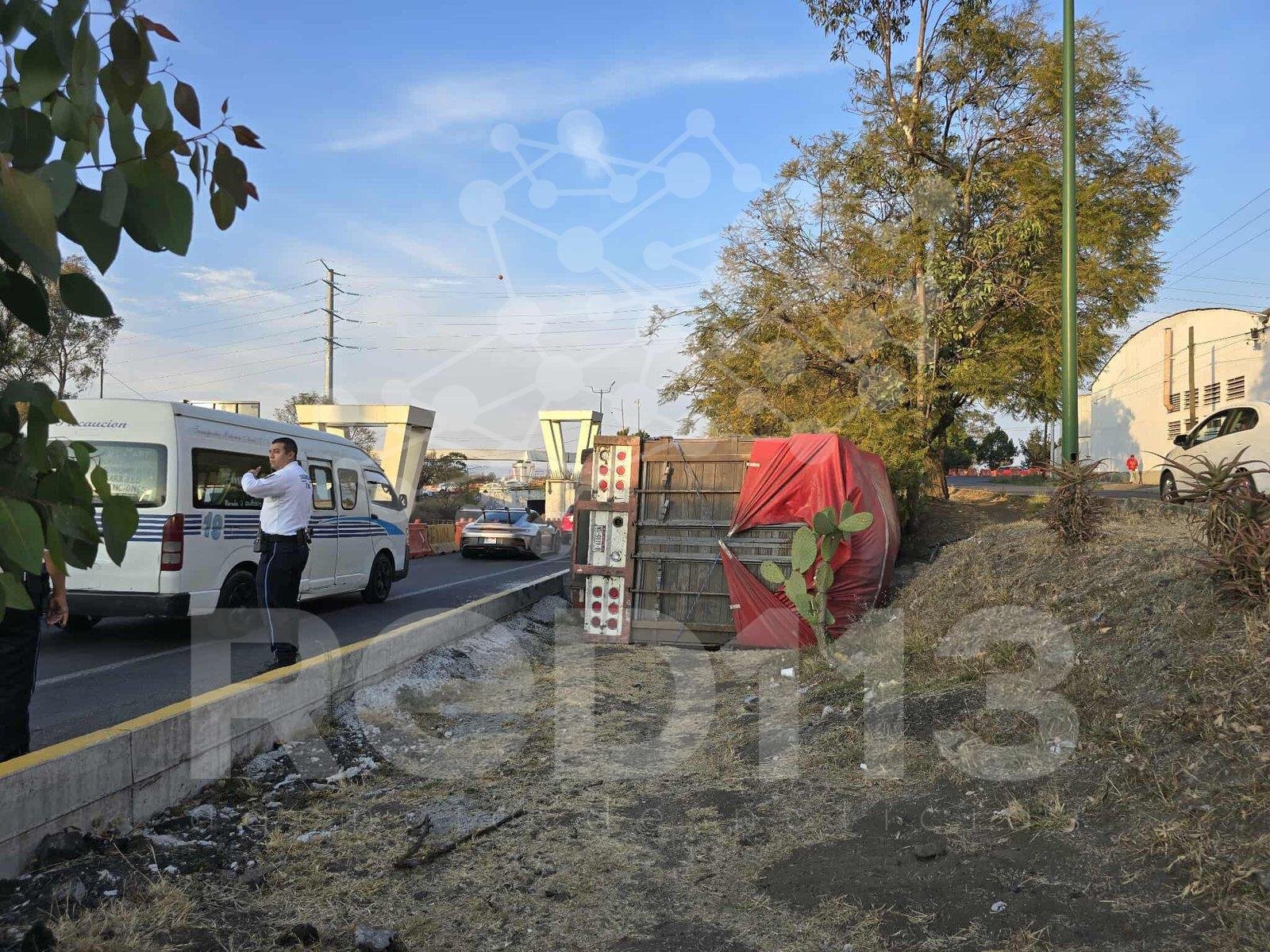 Vuelca camión torton en Calzada La Huerta, salida a Pátzcuaro