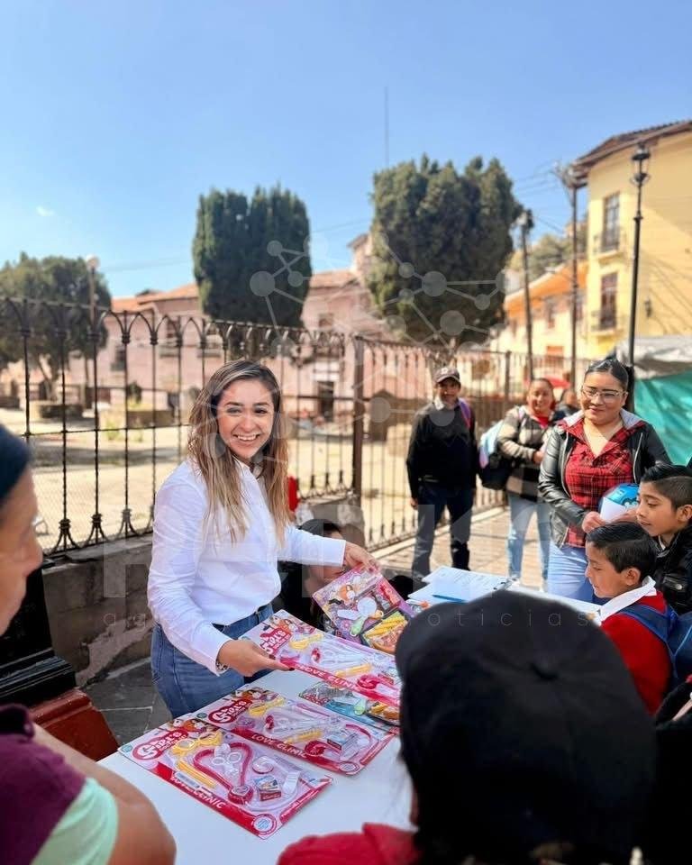 Grecia Aguilar lleva alegría a la niñez de Angangueo y atiende gestiones ciudadanas