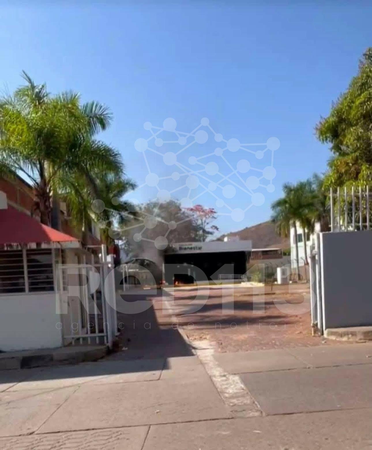 Delincuentes queman vehículos, banco del Bienestar y base de combis en Aguililla