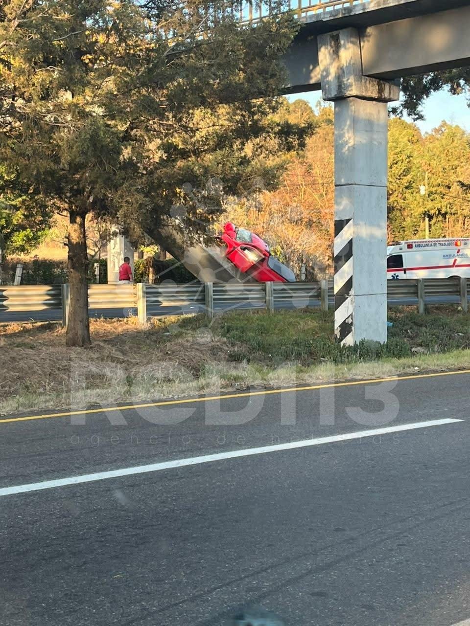 Camioneta choca y termina destrozada sobre el barandal de puente peatonal, en la Morelia – Pátzcuaro