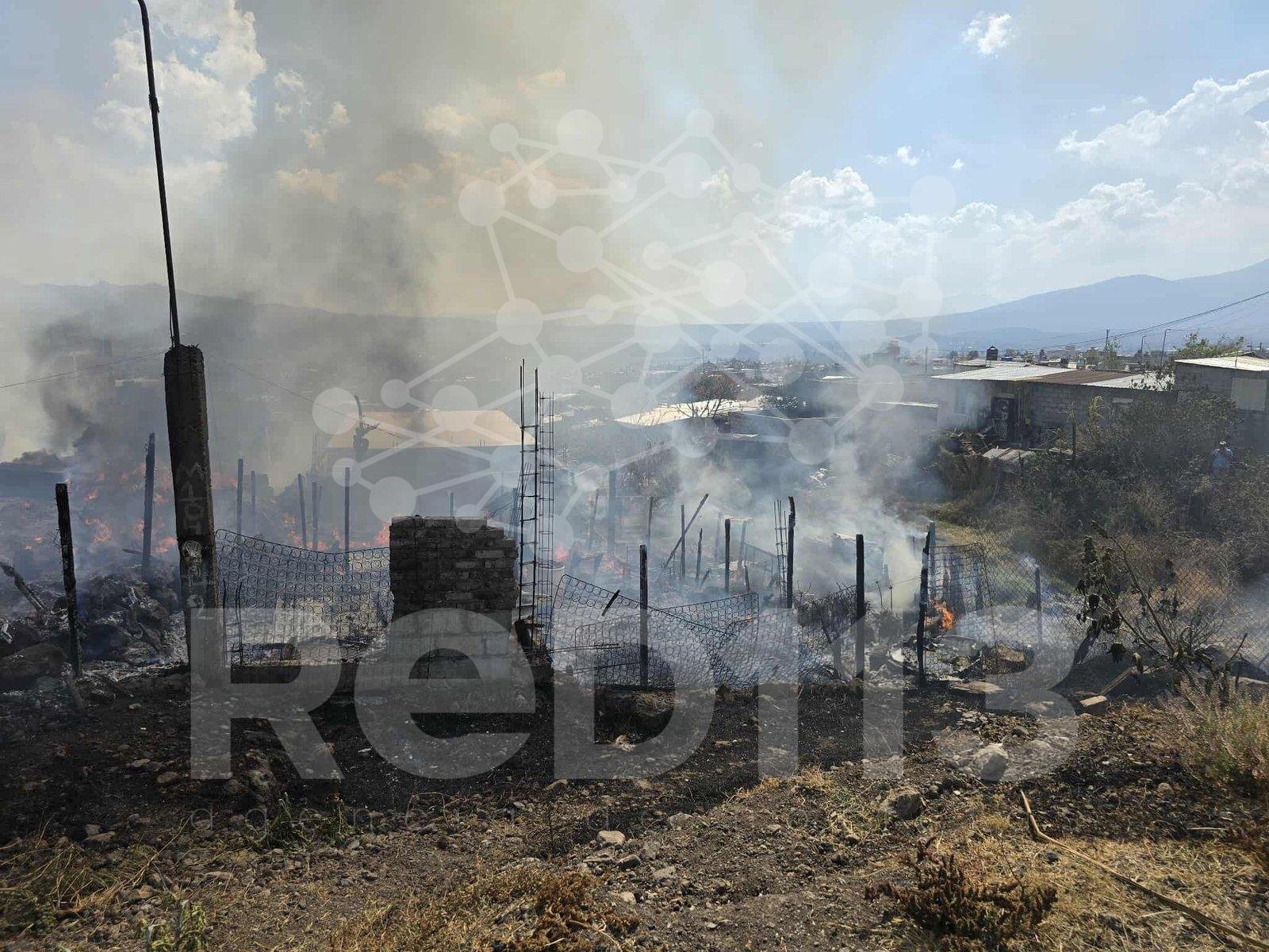 Arden 3 viviendas en la colonia Ampliación 2 de Diciembre, cerca de Ciudad Jardín