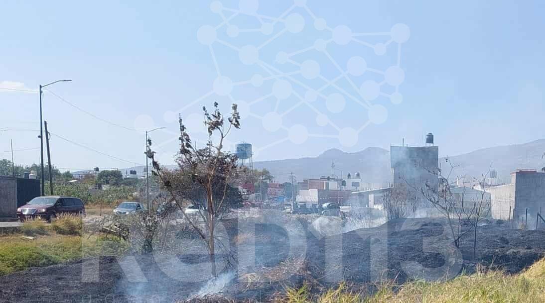 Bomberos Morelia sofocan incendio de pastizal en la colonia Loma Real