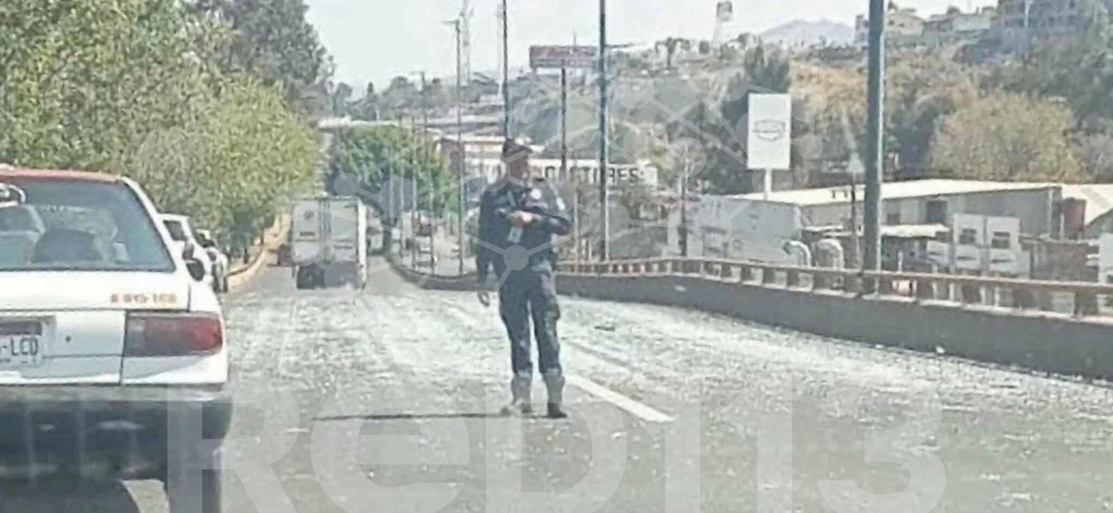 Placas de vidrio se hacen añicos tras caer de camioneta en el Libramiento Norte de Morelia