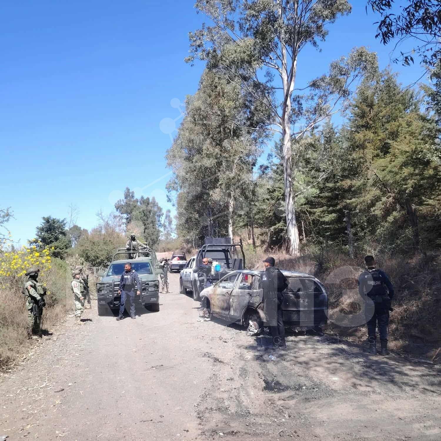 Sujetos atraviesan y queman un vehículo en un rústico camino de Queréndaro