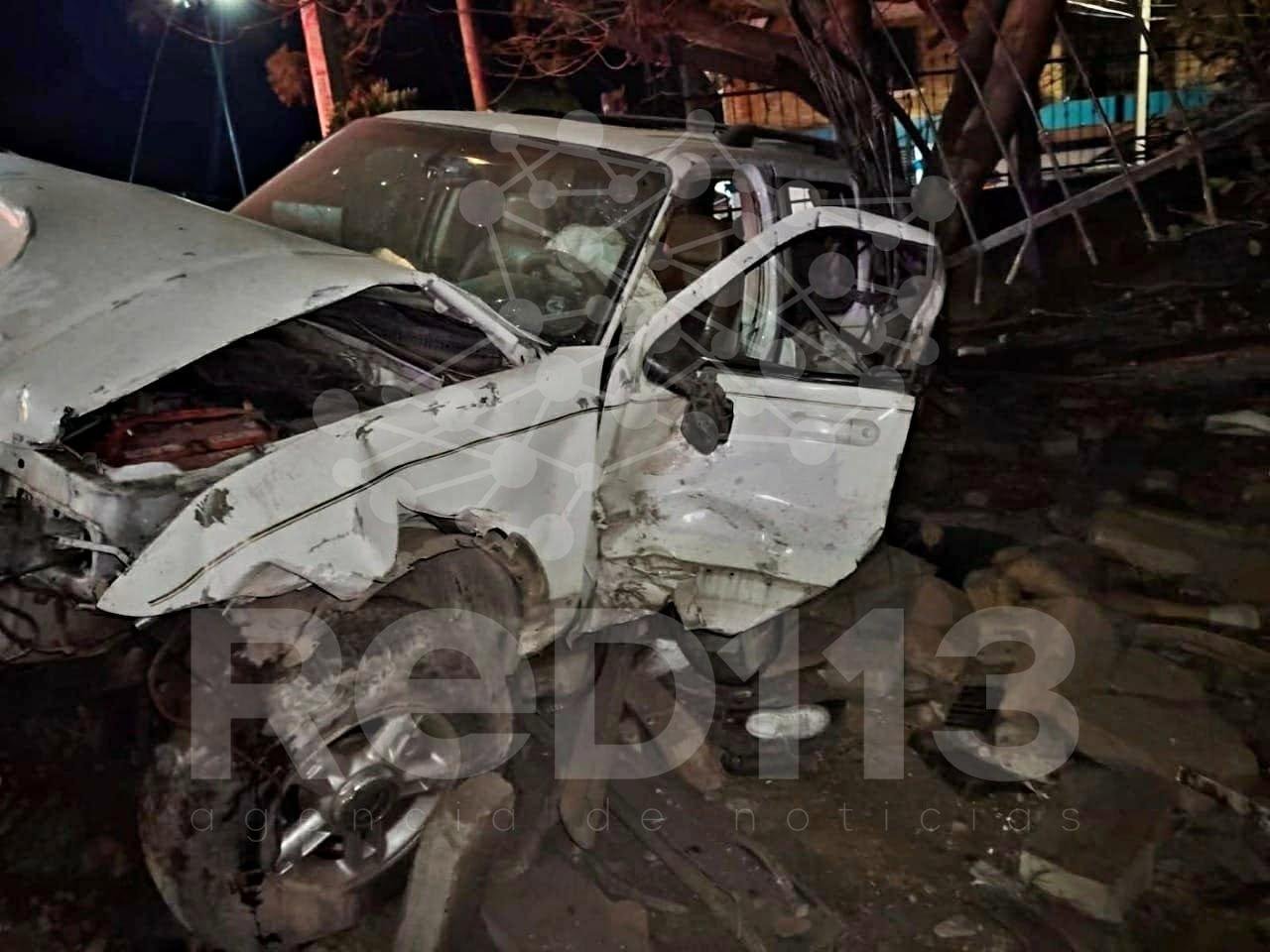 Adolescente muere al chocar su camioneta contra la barda de un kínder, en el Libramiento de Uruapan