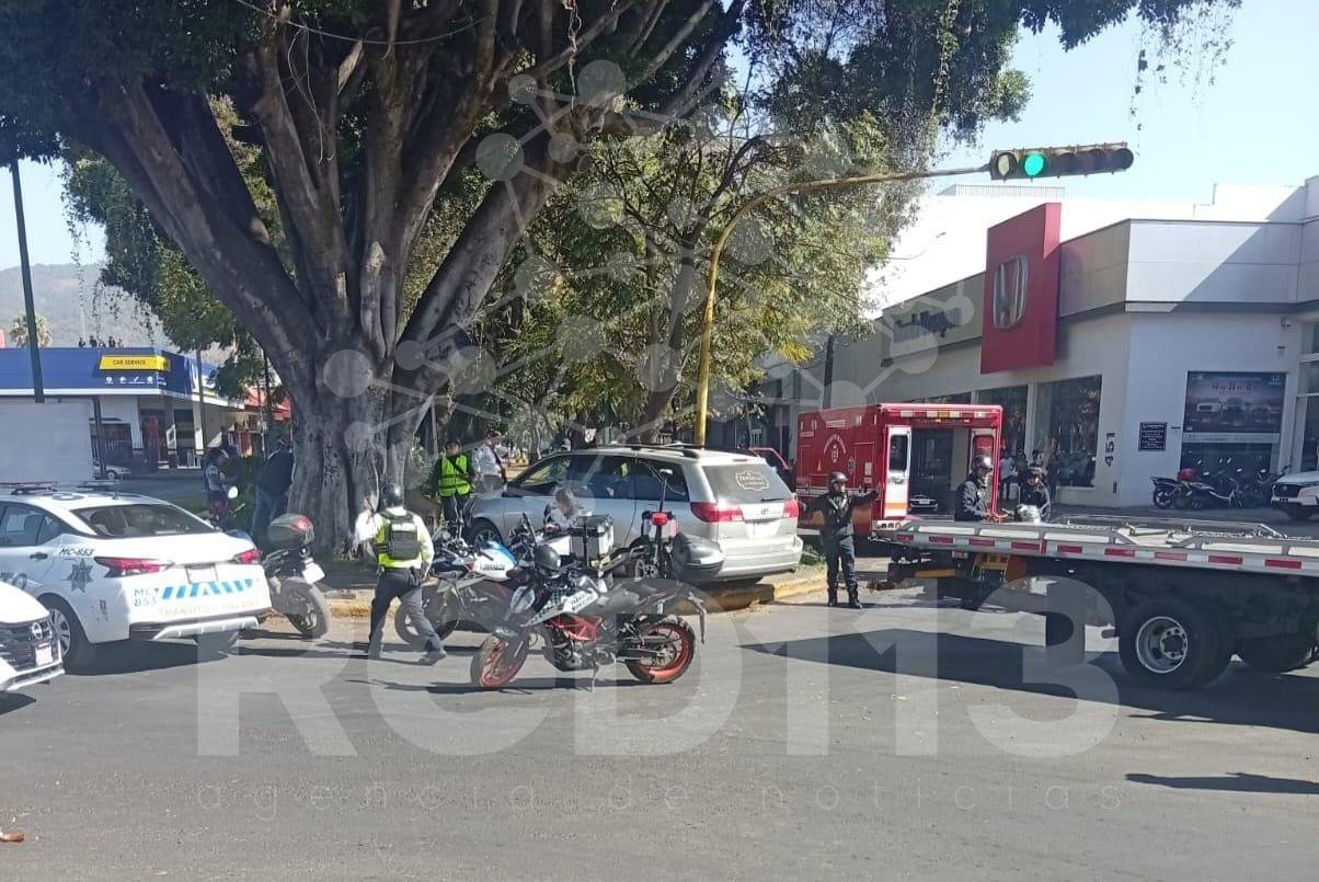 Motopatrullero de Tránsito Municipal lesionado al ser chacado por camioneta
