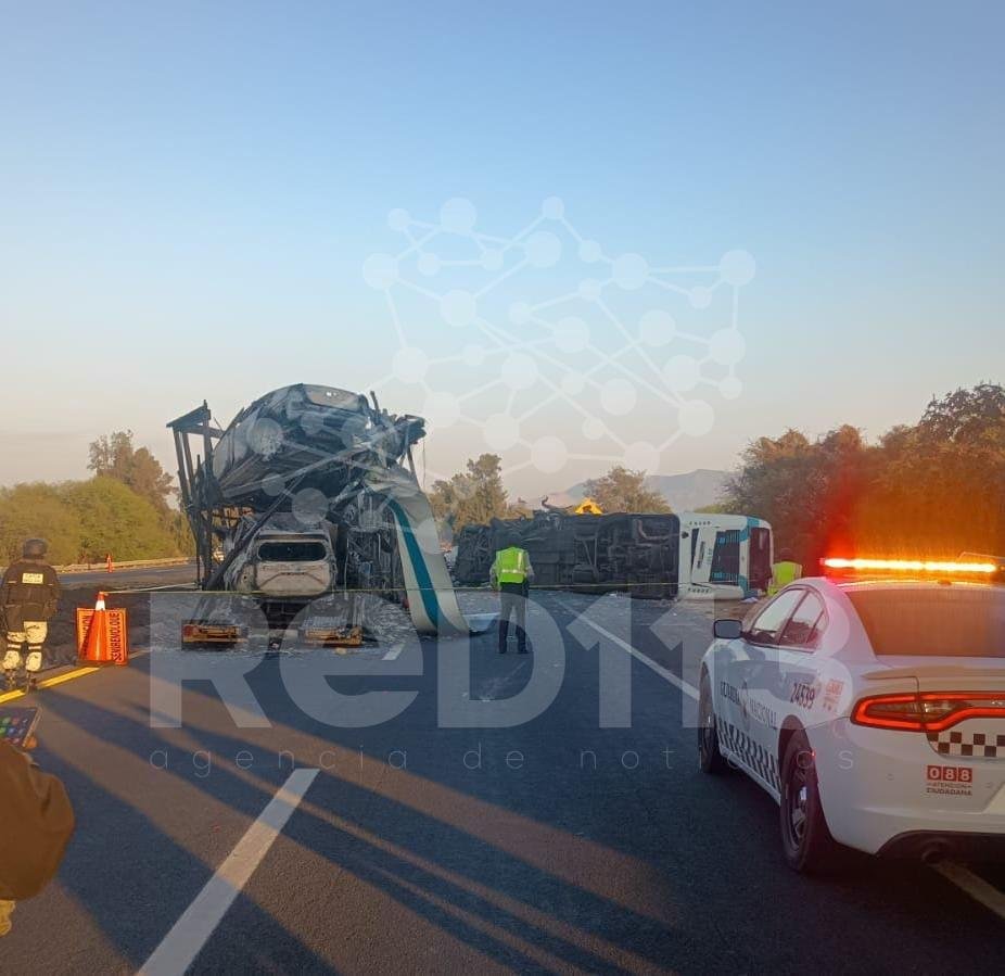 Autobús se impacta contra madrina calcinada usada en bloqueos; mueren dos personas