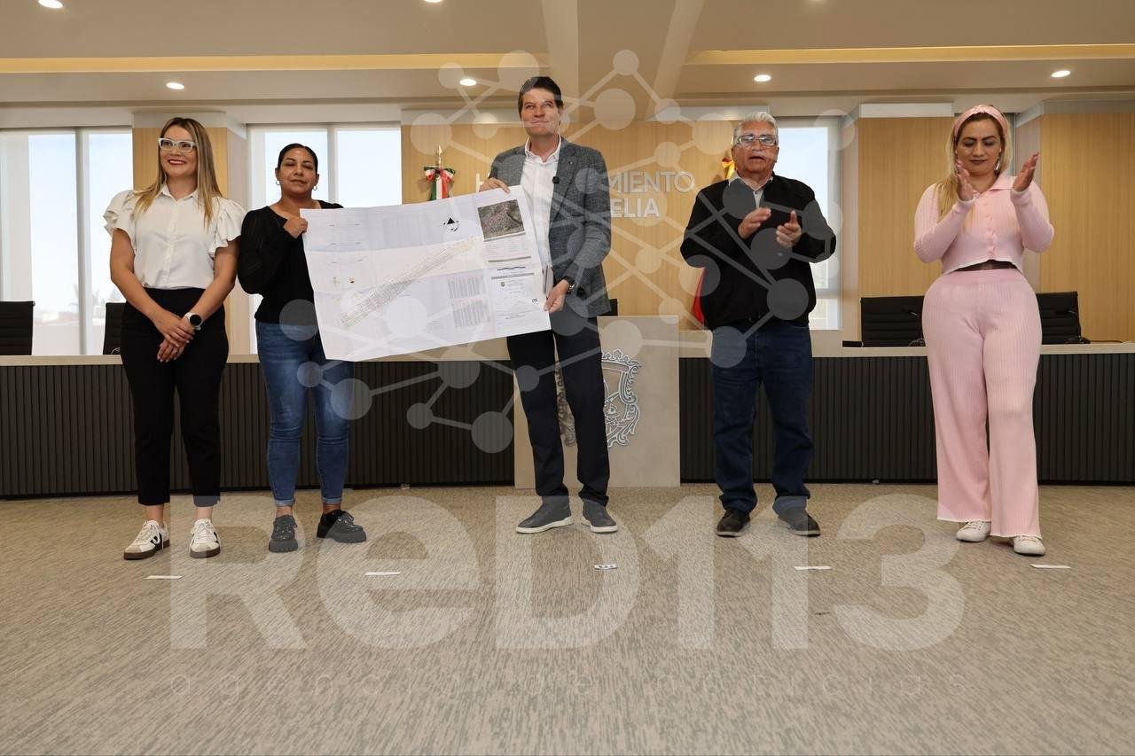 Alfonso Martínez Alcázar entrega certeza jurídica a vecinos de Ampliación Los Sauces