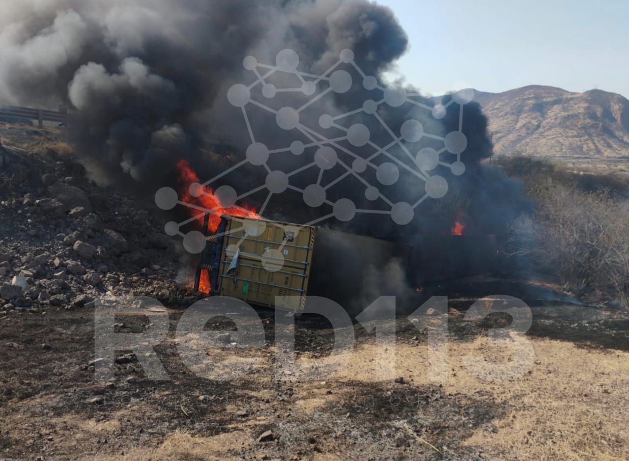 Camión de carga vuelca y se incendia en la autopista Siglo XXI