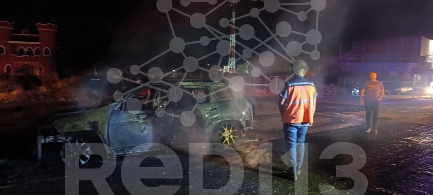 Se incendia vehículo en la carretera Huetamo-Churumuco