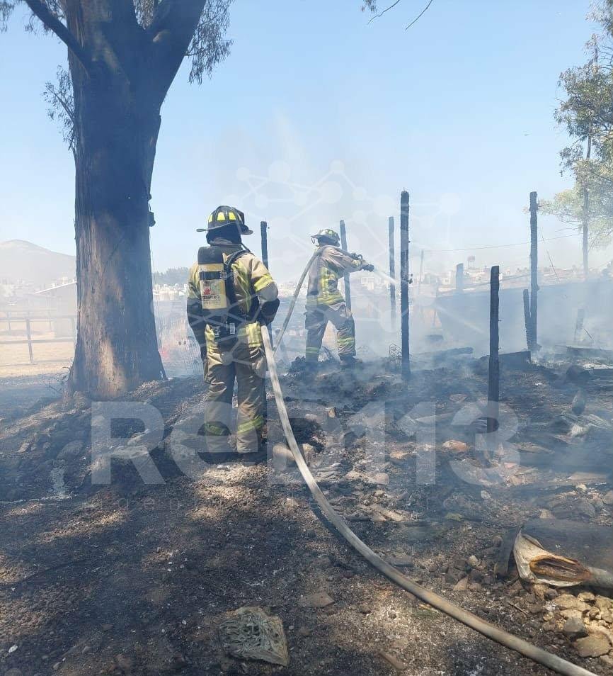 Arde vivienda de madera en la colonia irregular El Polvorín, al poniente de Morelia