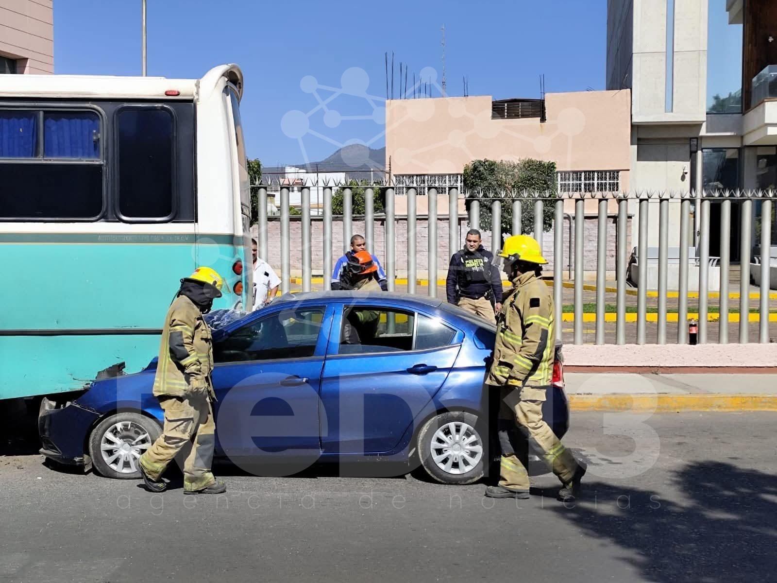 Auto choca contra retaguardia de camión de pasajeros en Calzada La Huerta, Morelia