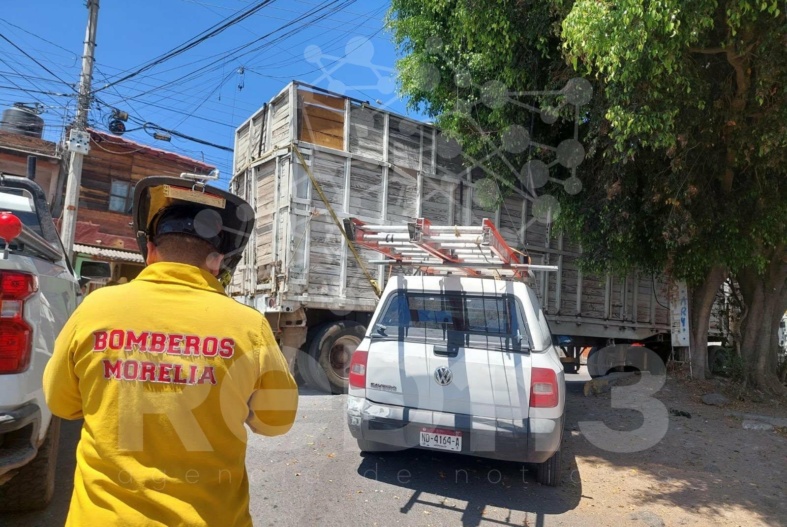 Camión se atora en cableado eléctrico y provoca cortocircuito en Colinas del Sur, Morelia