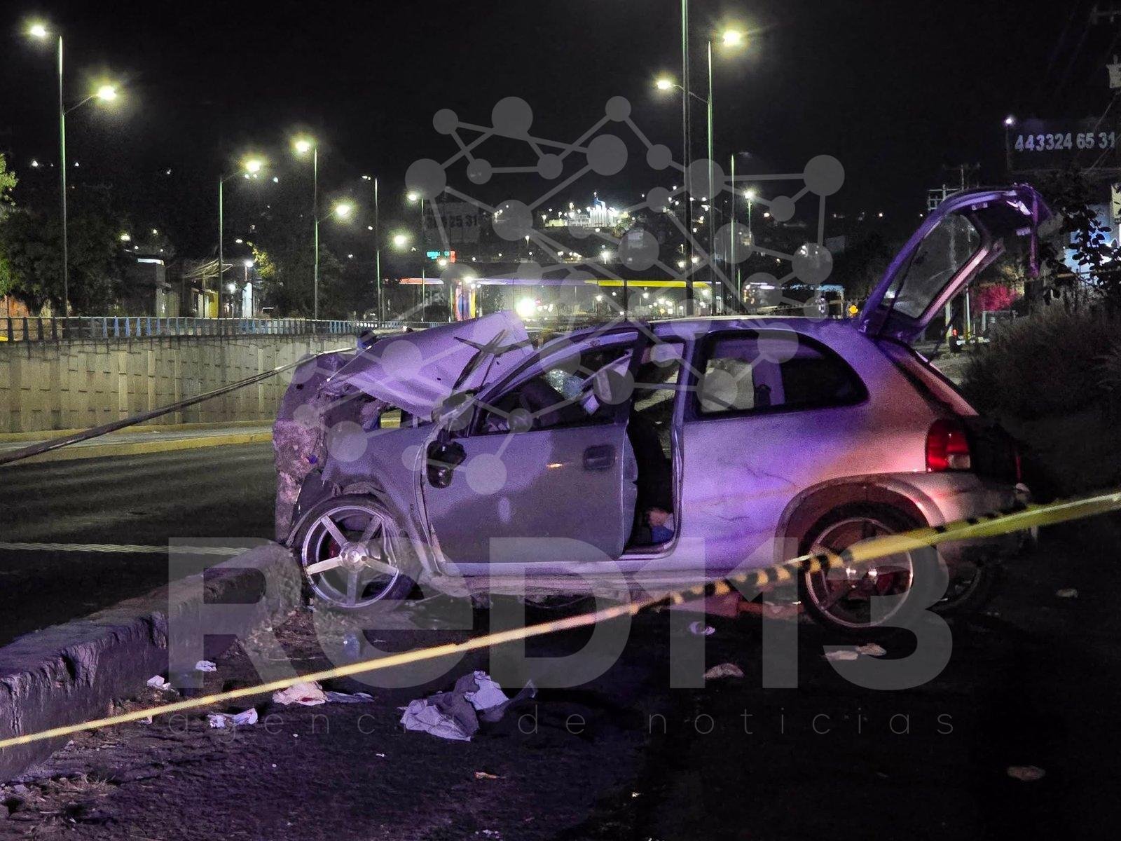 Choque de auto contra objeto fijo deja un muerto y tres heridos en el Libramiento Poniente de Morelia
