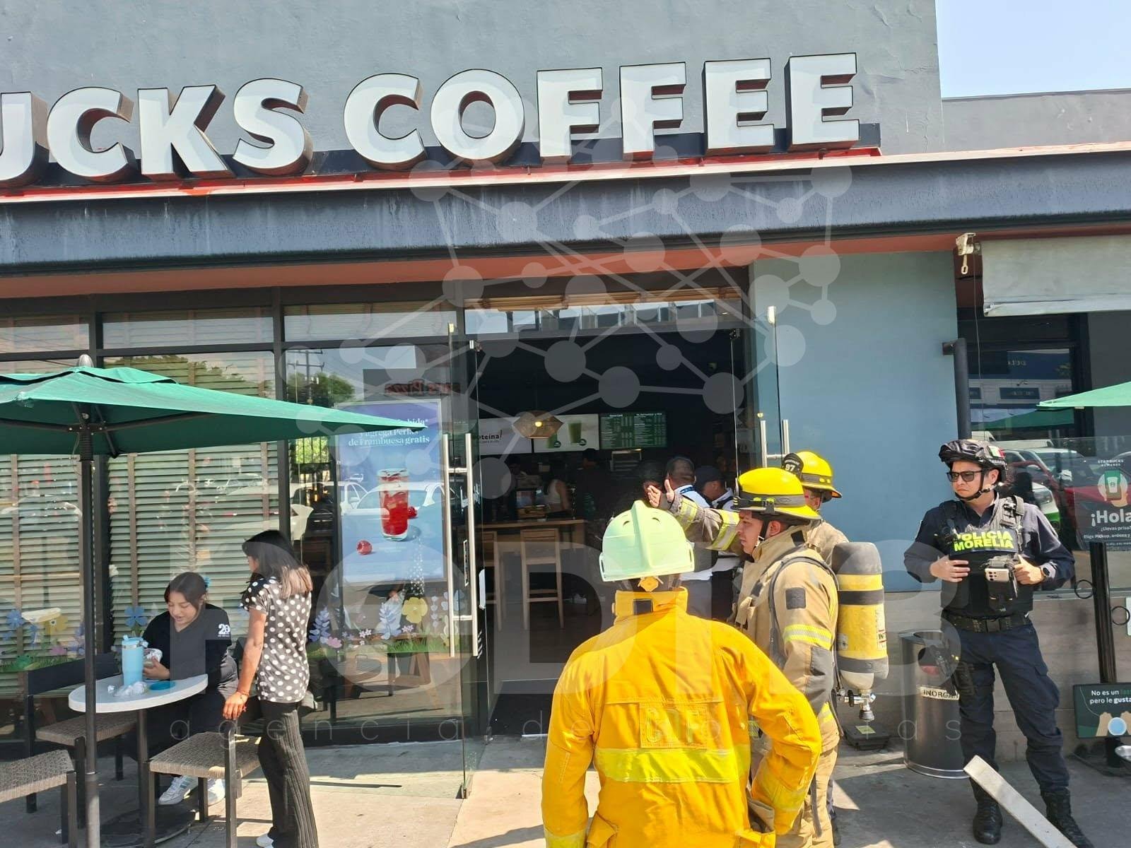 Reporte de conato de incendio en Starbucks de La Huerta moviliza a bomberos estatales, en Morelia