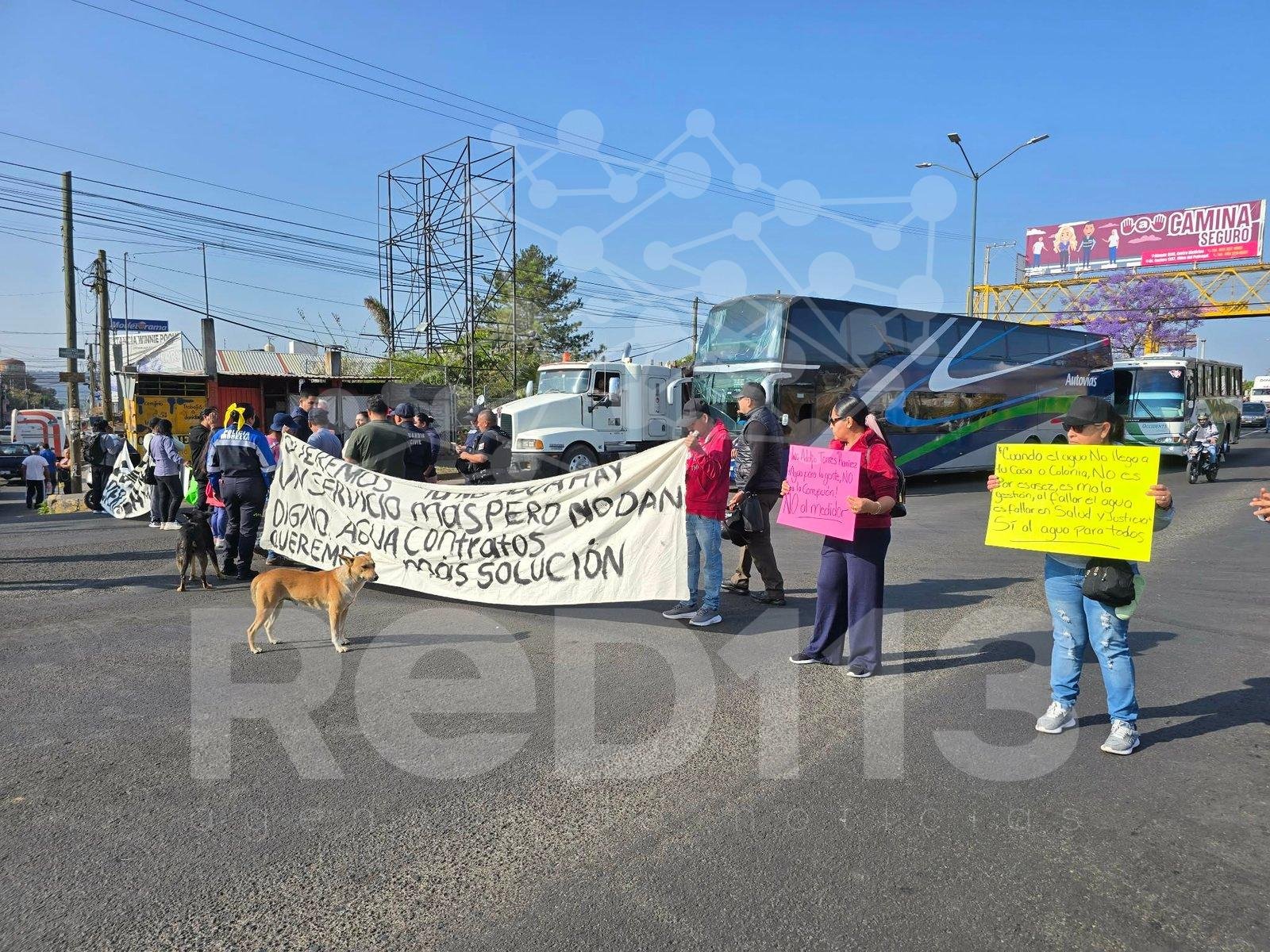 Vecinos de La Esperanza y Ciudad Jardín bloquean avenida Madero Poniente por irregular suministro de agua