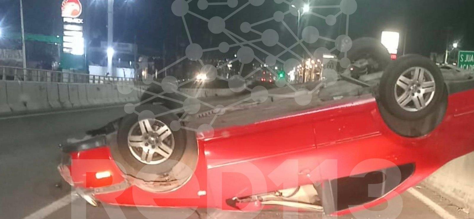 Vuelca auto en puente de la avenida Madero Poniente de Morelia