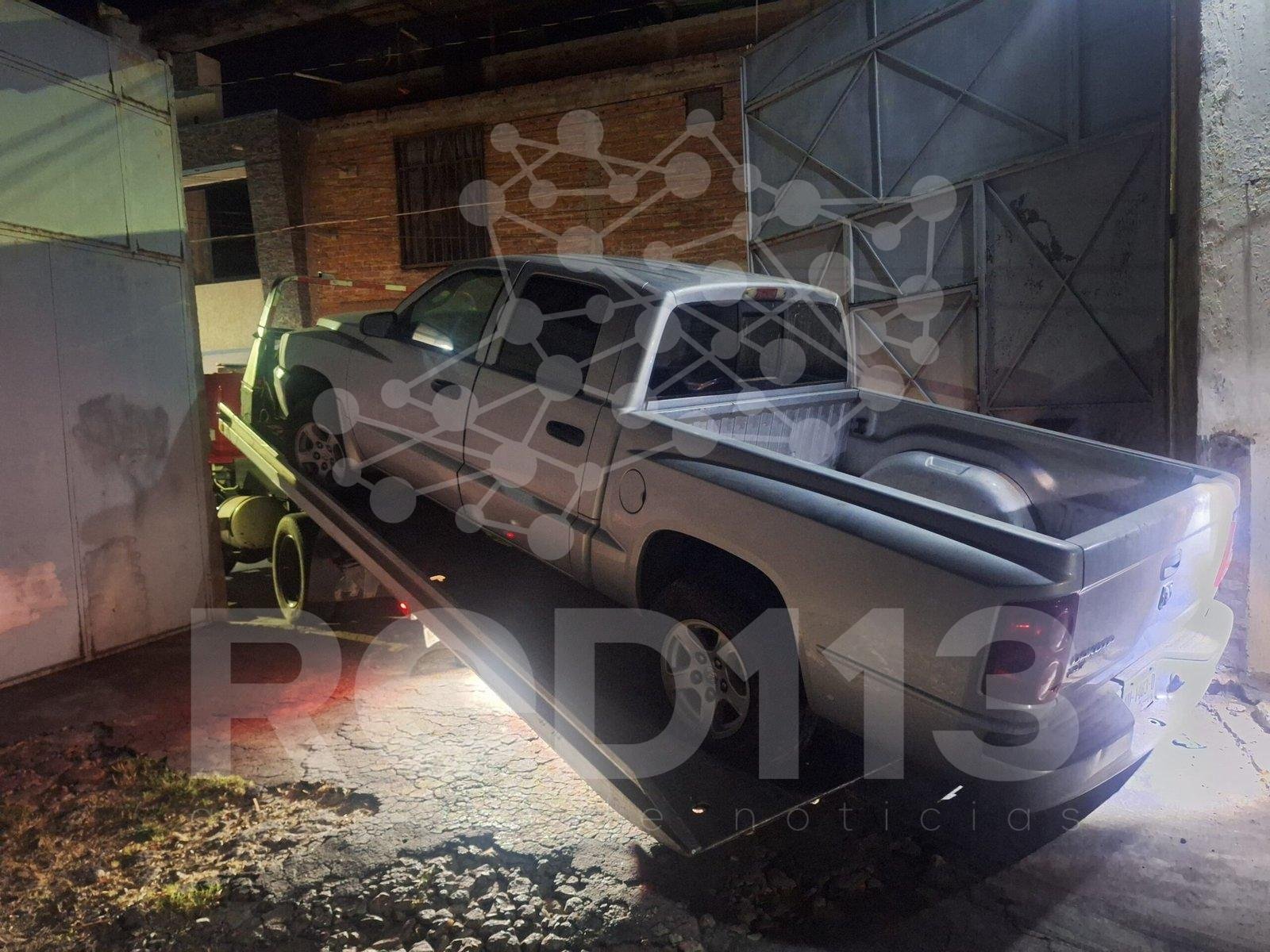 FGE asegura camioneta relacionada con investigación, en cateo en Puruándiro