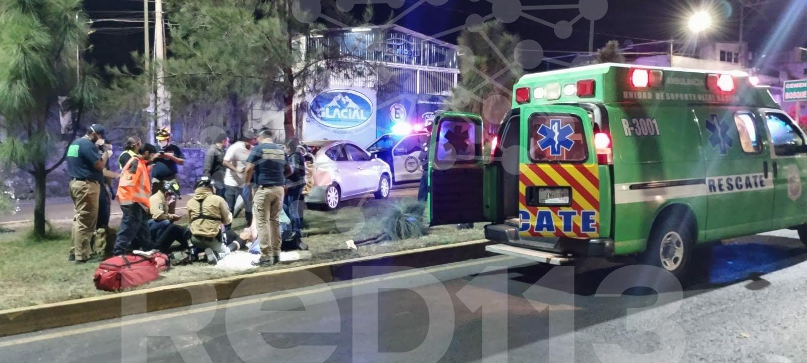 Auto choca contra camellón y árbol en la Calzada Benito Juárez de Uruapan