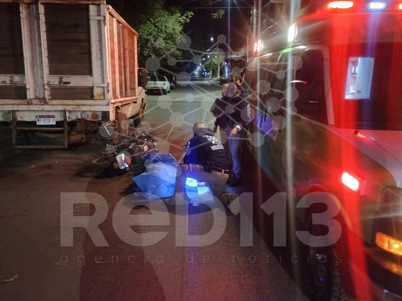 Motociclista muere tras chocar contra camioneta estacionada, en Uruapan