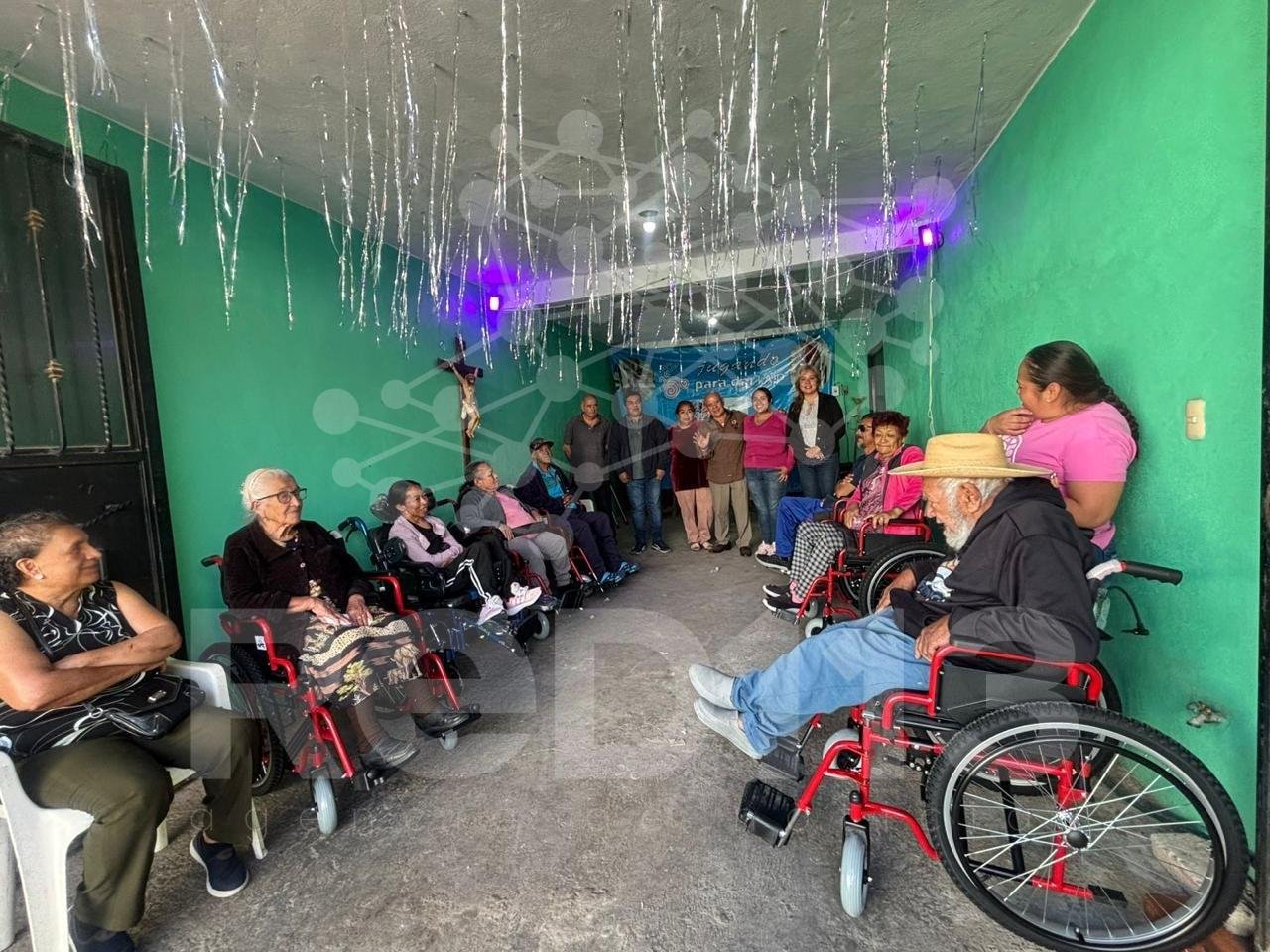 JUGANDO PARA DAR IAP ENTREGA APOYOS A PERSONAS VULNERABLES EN INDAPARAPEO