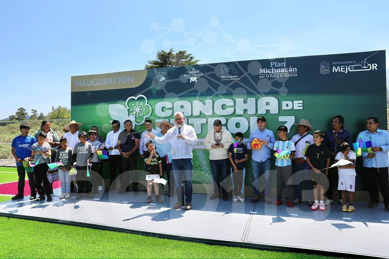 Goles para combatir la violencia en autogobierno de San Felipe de los Herreros; inaugura Bedolla cancha de futbol 7