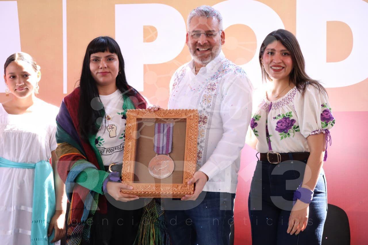 Jennifer, la científica que enseña a las niñas a tocar las estrellas, recibió la Presea Eréndira