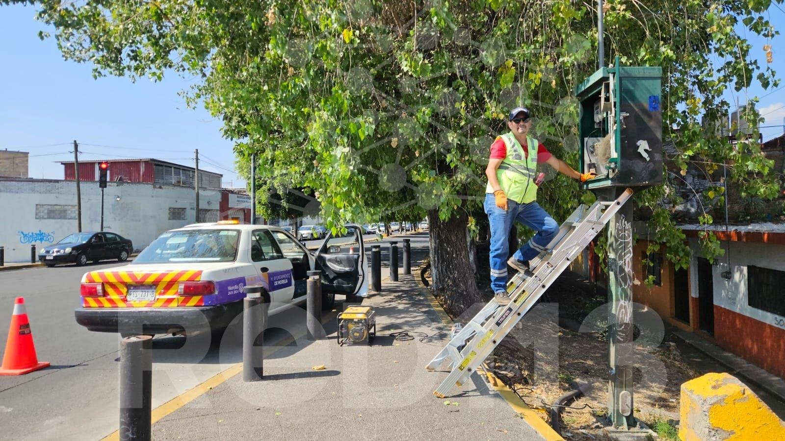 Atiende SEDUM reporte por falla en semáforo de Av. Nocupétaro