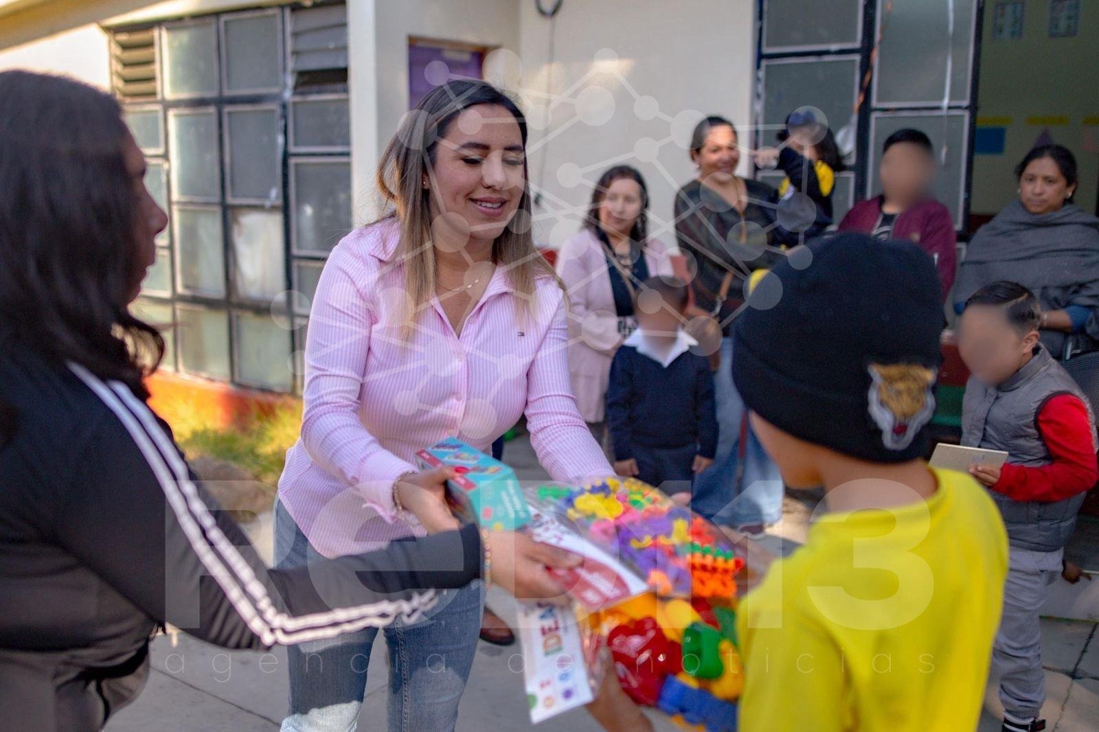 Dayana Pérez fortalece la educación en Salvador Escalante con entrega de material didáctico