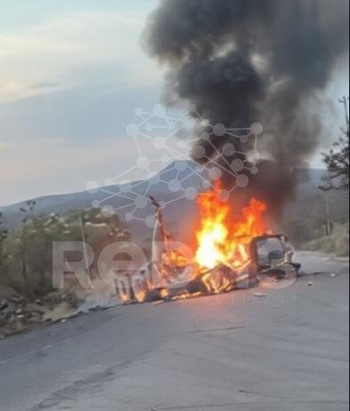 Bloquean carretera y queman un tráiler en Buenavista Tomatlán