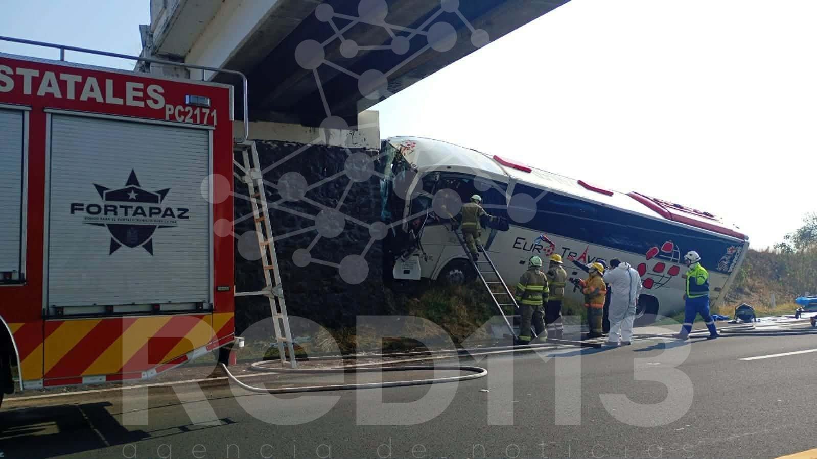 Autobús turístico se accidenta en la México-Guadalajara; hay 2 heridos