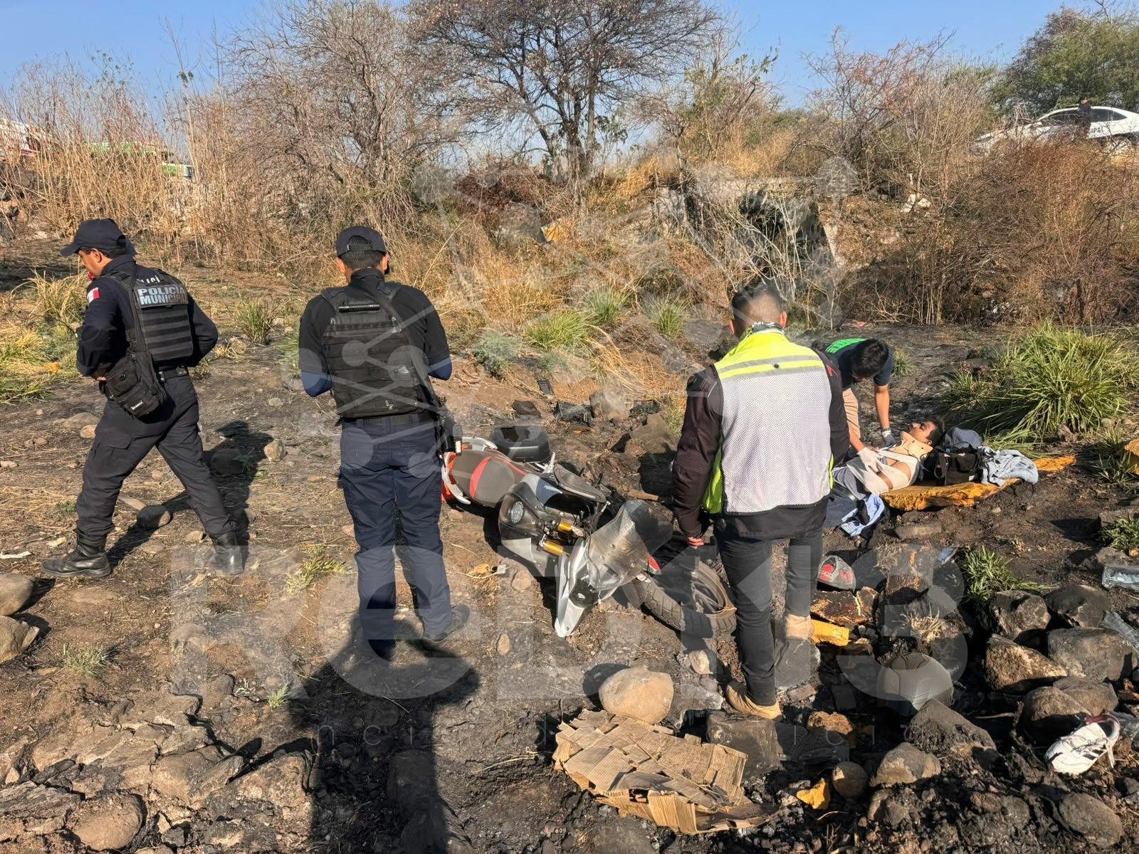 Dos hermanos heridos al caer a un barranco con su moto, en Ecuandureo